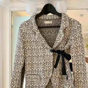  - Nu säljer jag min odd Molly kofta för ett bra pris! Den är varm och skön och i fint skick💕  Köparen står för frakten☺️ skriv för mer information