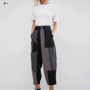  - Supersköna byxor från asos white, storlek 34 men är lite oversize. Sitter högt i midjan och sen hänger dem luftigt och löst längs med benen. Använda en gång och är i jättefint skick!  Frakt ingår