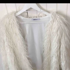  - En super fin fuskpäls jacka från ginatricot Köparen står för frakt💕