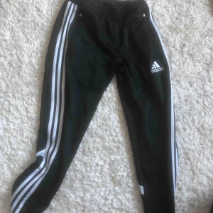  - Fina adidas byxor. Använda fåtal gånger  