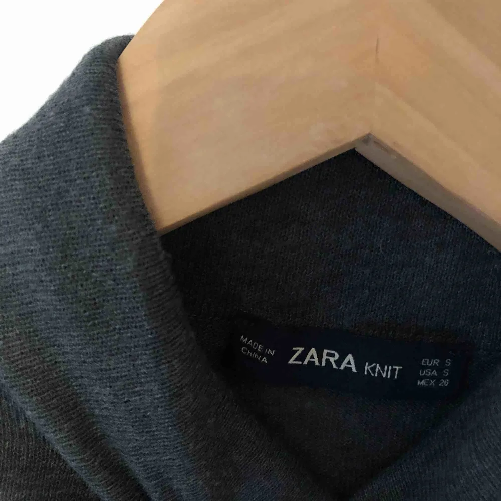 Långärmad mörkgrå tröja med krage från Zara, Storlek S. Tröjor & Koftor.