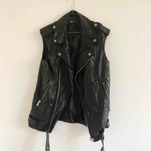  - Oversize skinnväst (fake) från Gina Tricot. Sparsamt använd, som ny. Skrynklig pga legat i en ”rensa”-påse ett tag men går att stryka snabbt! Skickas mot frakt ✨ samfraktar gärna!