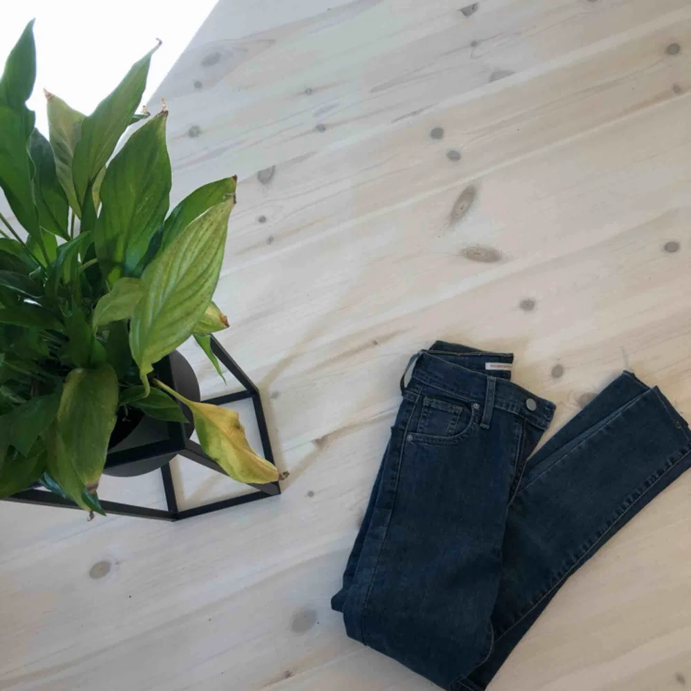 Levis jeans, hög midja, sparsamt använda. Säljes på grund av för små :-/ Köpare står för frakt. . Jeans & Byxor.