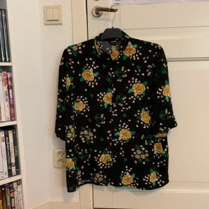  - Tunn skjorta/blus (?) i polyester från Monki, använd ett fåtal gånger under sommaren!  120kr inklusive frakt ☺️ 