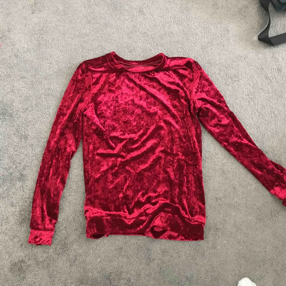 Röd tröja, använd max 3 gånger och säljer pga kommer inte till användning . Toppar.