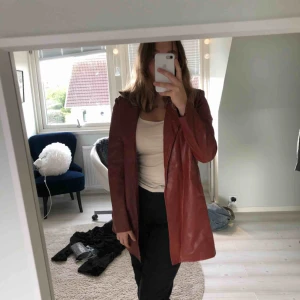  - Brun fakeskinn kappa köpt på NA-KD och är aldrig använd. Står 38 i den men sitter som en 36. Skicka för mer bilder eller frågor. Frakt tillkommer.