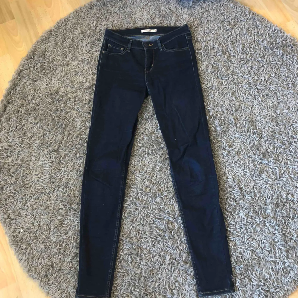 mörkblå jeans från levis i modellen 710 super skinny! suuupersköna och stretchiga jeans som sitter hur bra som helst! använda några fåtal gånger men är i helt perfekt skick fortfarande. köpta för ungefär 1100! eventuell fraktkostnad tillkommer ❤️ . Jeans & Byxor.