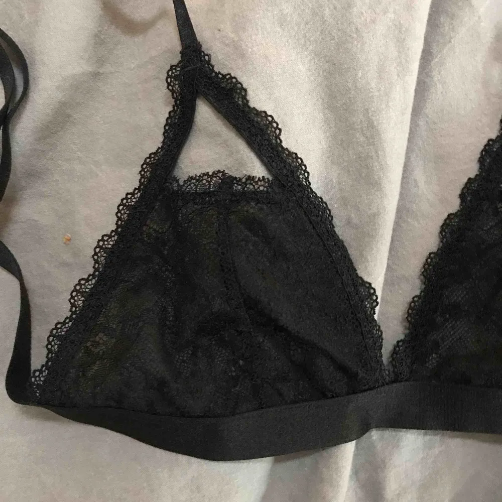 Bralette från NAKD. Aldrig använd/som ny eftersom den är för liten för mig.. Övrigt.