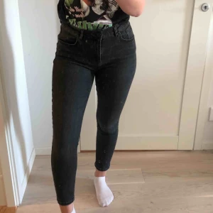  - Stretchiga och bekväma jeans från BikBok. Passar mig perfekt som är en S/M. Jättefin ”gråtvätt”. Midwaist och perfekt längd för mig som är 1,68! 