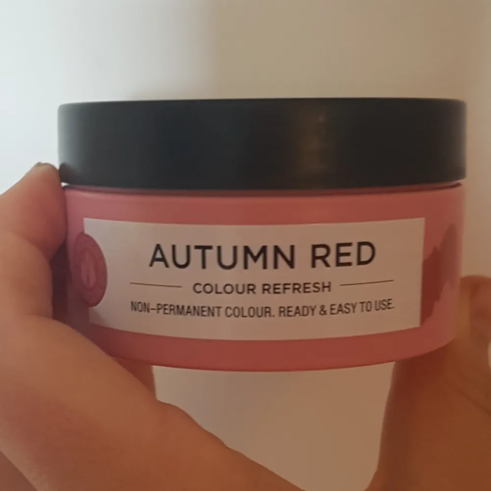 En colour refresh hårfärg i färgen AUTUMN RED från maria nila. Fick den i present och har därför inget kvitto, men det var inte rätt nyans så jag säljer den nu. Självklart så är den oöppnad. Fraktkostnad ingår i priset.. Övrigt.