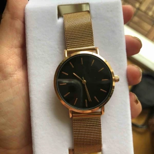  - Klocka i roséguldfärg, justerbar så passar alla, ny och oanvänd i förpackning, spärr kvar, 200kr inklusive frakt! 