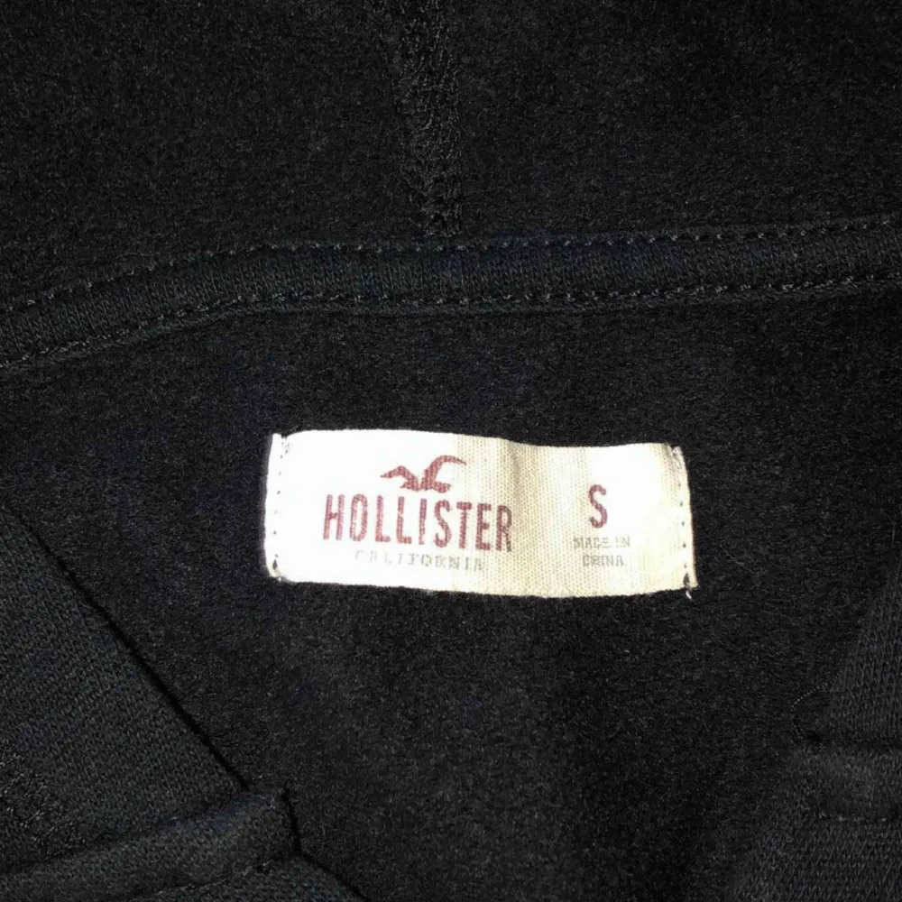 Hoodie från Hollister, aldrig använd och storlek S men passar M. Hoodies.