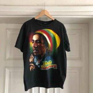  - Hål på ena axeln går lätt att fixa. hål på sidan som ev kan fixas. Kan hämtas i Uppsala eller skickas mot fraktkostnad 