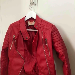  - Säljer denna såå fina och coola röda skinnjacka köpt från Chiquelle (märket är Voguelles står det) ❤️ nypris är 699