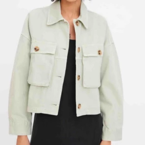  - Ljusgrön oversized jacka med fickor från Zara💕 Har nyss upptäckt att den har ett litet svart streck på ena armen:/