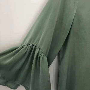  - Klänning från Zara. Ljusgrönt sammetstyg. 