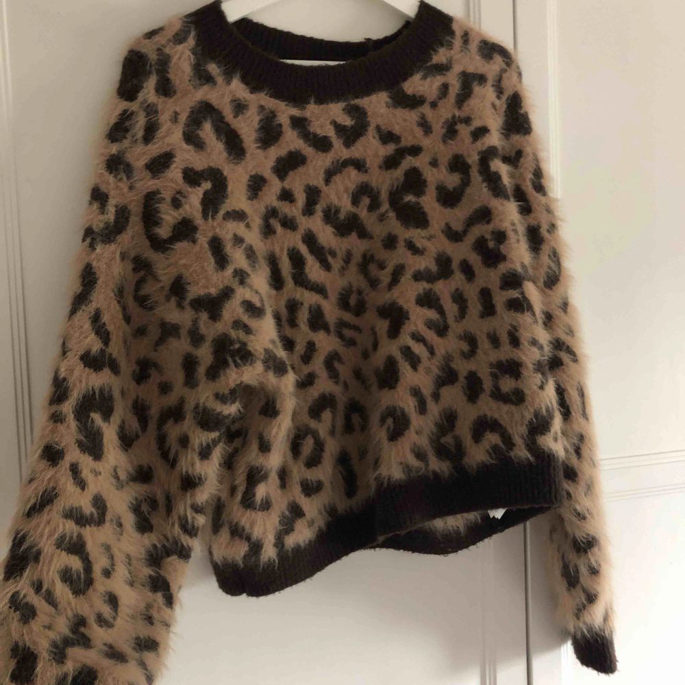 En mysig leopard tröja ifrån hm, säljer för att den inte kom till lika mycket användning som jag trodde💕💕. Stickat.