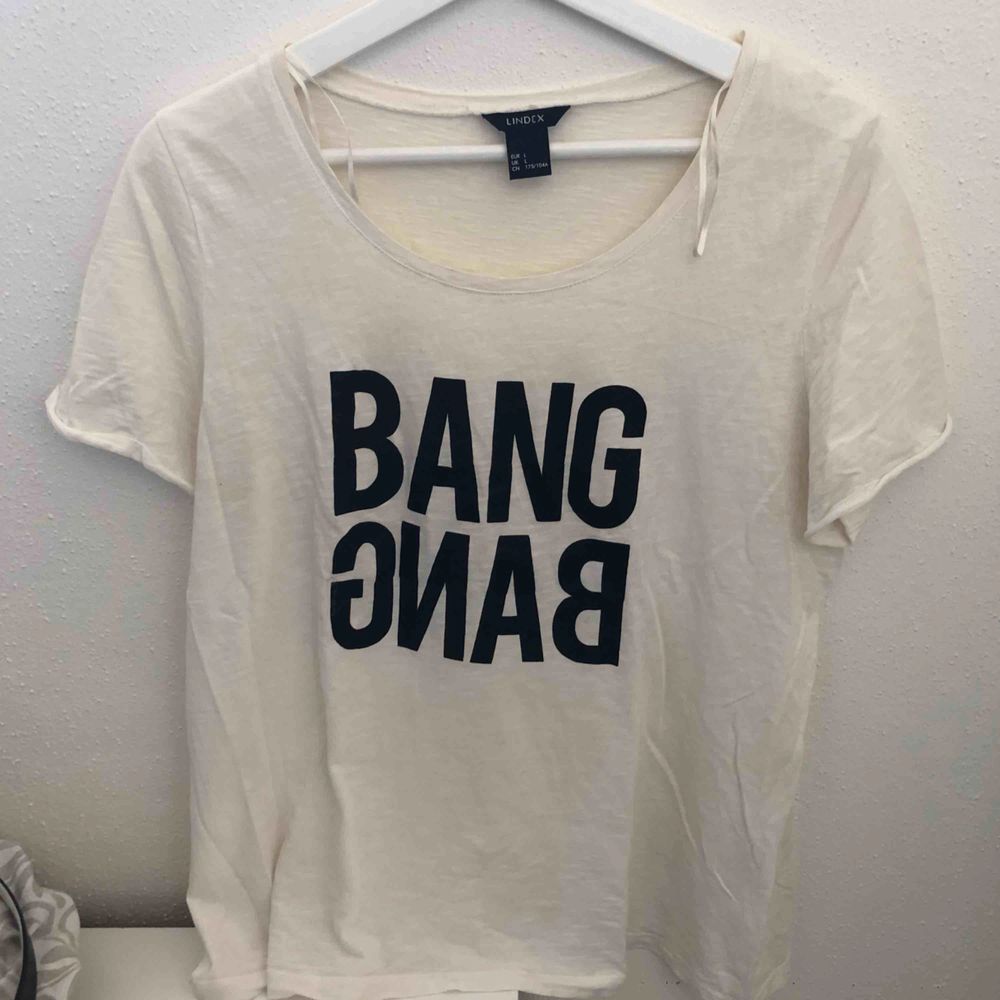 Vit t-shirt med tryck på (BANG BANG) från lindex. Frakt 36kr . T-shirts.