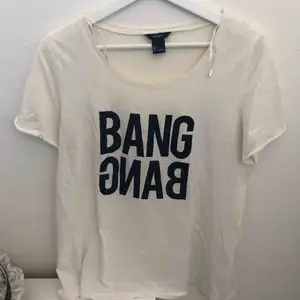 Vit t-shirt med tryck på (BANG BANG) från lindex. Frakt 36kr 