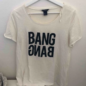 - Vit t-shirt med tryck på (BANG BANG) från lindex. Frakt 36kr 