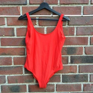  - Säljer denna helt nya och oanvända röda baddräkt från weekday!