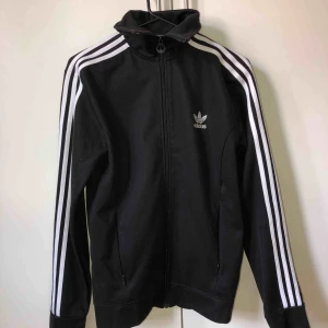  - jättefin svart adidas kofta med krage, säljer pga att jag aldrig har använt den. frakt tillkommer!