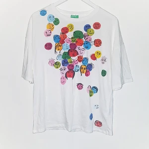  - Helt ny och oanvänd t-shirt från United Colors of Benetton. Lappen är kvar och den köptes i Rom i år.