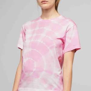  - Super trendig tie dye tröja från weekday. Helt oanvänd, endast tvättad. Frakt ingår i priset. 💕 (storlek XS, men passar nog XS-M beroende hur man vill att det ska sitta)