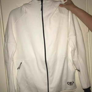  - Aldrig använd tröja som är lite oversize. Supersnygg och bekväm. Med handmuddar