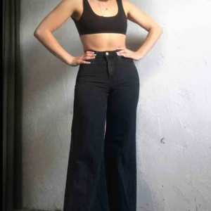  - Jättefina jeans som jag köpte här på Plick men dom passar tyvärr inte mig och därför letar dom efter ett nytt hem💕 Köparen står för frakt 