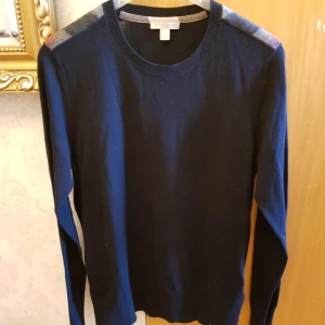  - Tröja som ny har använts max 2 gånger, för stor på mig, grå färg 