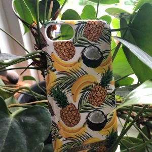  - Ett supersnyggt skal från Ideal of Sweden som dessvärre inte kommer till användning längre då den inte passa min nya mobil. Den har lite små märken men inget som man tänker på. Skalet passar till Ipone 6/7/8. Köparen står för frakten🥰