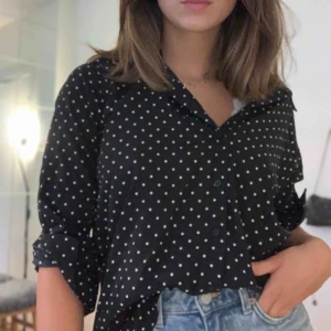  - Super snygg blus med prickar, använd en gång så den är i super fint skick