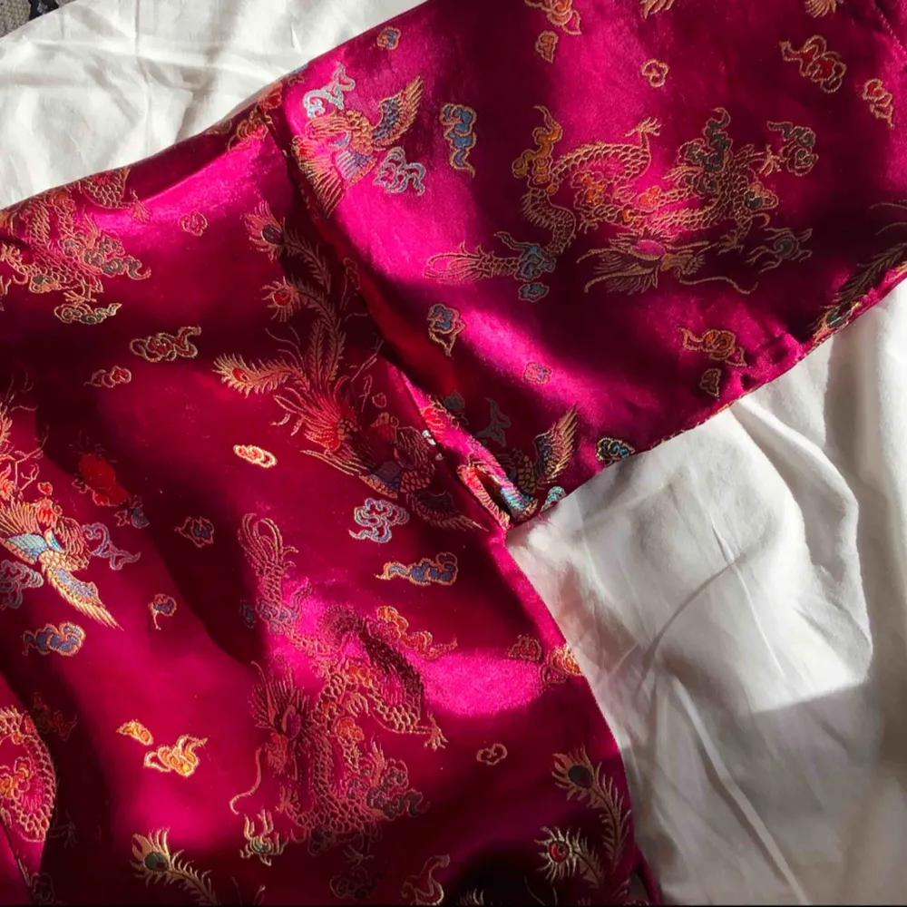 Otroligt fint ceriserosa kimono i ett lent glansigt material (står inte vad men ser ut som siden) med japanskt mönster med drakar. Skriv om bättre bilder önskas💕frakt: 63kr, möts annars gärna upp i stockholm. Jackor.