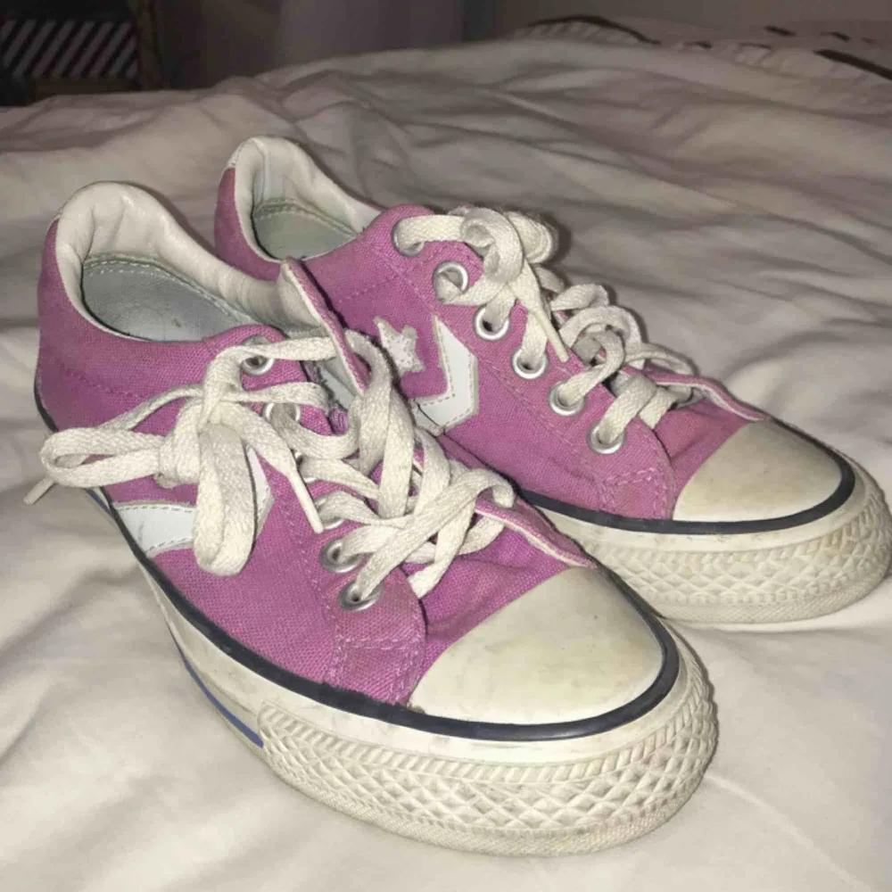 Lila Converse One Star som jag har haft länge, ganska använda men är fortfarande i bra skick, säljer pga de hr blivit för små för mig.. Skor.