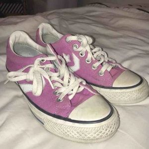  - Lila Converse One Star som jag har haft länge, ganska använda men är fortfarande i bra skick, säljer pga de hr blivit för små för mig.