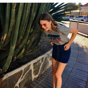  - Hel och ren Levi’s t-shirt i storlek XS men passar även S. Säljes pga att det inte är min stil längre. Kan mötas upp runt Växjö/Åseda/kosta men kan även skickas! Frakt tillkommer i sådana fall ❣️✨✨