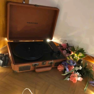  - bärbar crosley vinyl spelare i äkta skinn🌟 köpt ca 2014 för ~1400 men säljer den för 850🥰 inte använd på många år har mest haft som dekoration som samlat damm. du kan få kolla på den innan du köper om du inte är säker. möts i stockholm