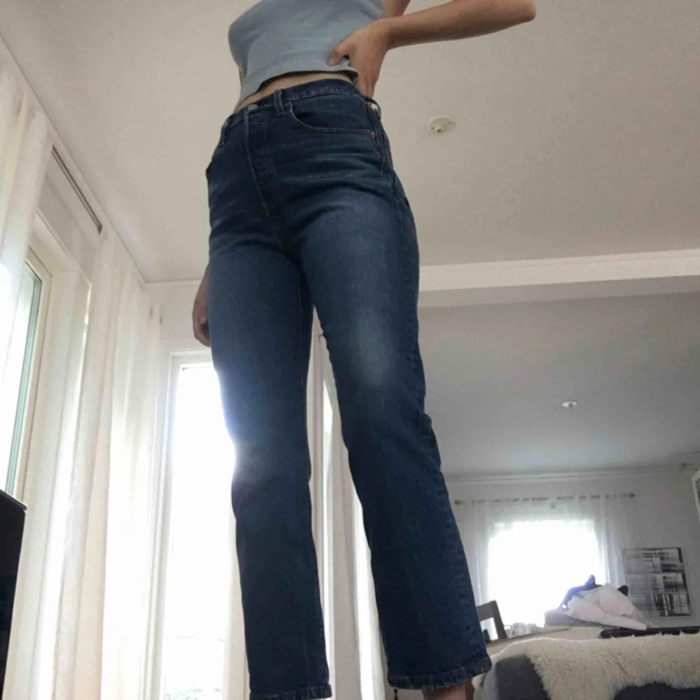 LEVI’s 501 jeans i mörkblått. Jättefina, denna modell är de originella mom jeansen. Jag är 179 cm men dom är korta på mig (därför säljer jag dem). Nypris ca 1200 kr.  Möts annars tillkommer frakt.. Jeans & Byxor.