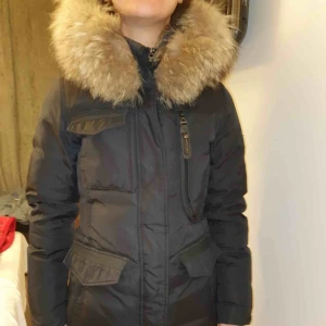  - Hollies jacka, äkta nytt pris 4499.Jätte fin vinterjacka, sparsam använd jacka. Billigare vid snabbaffär. 