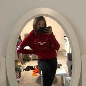  - Snygg röd hoodie från Hollister. Mjuk och fortfarande bra kvalite