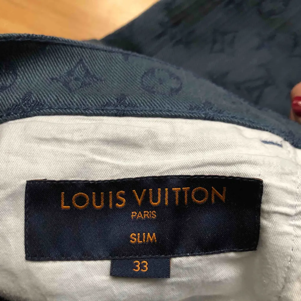 Louis vuitton jeans köpta i Stockholm, out of stock på Louis vuitton’s hemsida. Kvitto, påse finns med och dom är i storlek 33. Otroligt snygga jeans, använda ett fåtal gånger så dom är i nyskick. Kan mötas upp eller frakta och köparen står för frakten.. Jeans & Byxor.