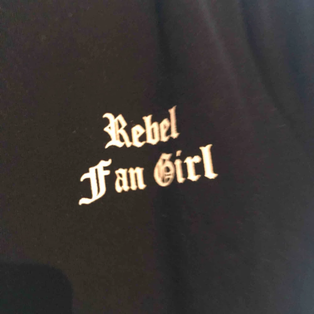 Super skön Rebel (fan girl) hoodie klänning köpt för 200kr. Klänningar.