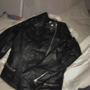  - Super snygg skinnjacka från kappahl storlek 146 men passar xs/s Stretchig och snygga detaljer  Nypris: 499 kr  