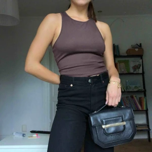  - Säljer denna handväska från &otherstories. Använd sparsamt. Både lång guldkedja och ett kort handtag till att hålla i. 