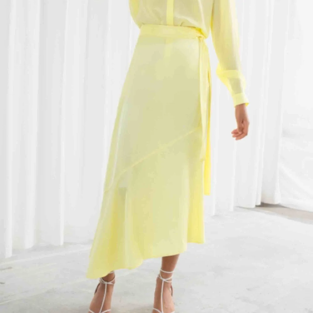 Yellow silk skirt, Säljer för den har aldrig varit till användning och är lite för liten på mig. Original priset på den här kjolen är 690kr. Fraktar inte för har inte tid för fixa det men om du bor i Sthlm så har jag inga problem med att möta upp :) . Kjolar.