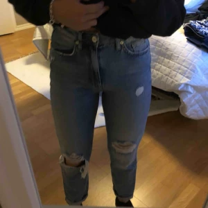  - Fina jeans med slitningar, köpt på hm, säljer pga jag bytt stil! Fint skick 