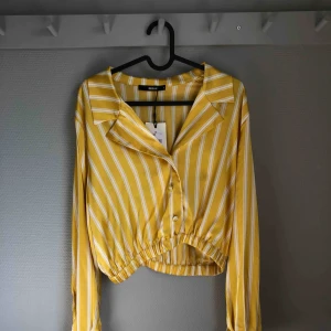  - Festlig topp från BikBok, aldrig använd. Köparen står för frakt📪📪