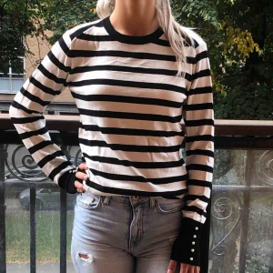  - Mycket fin tröja med pärlor på slutet av ärmarna. Bara använd någon gång, köpt i Zara. 