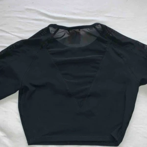  - En träningsstopp med mesh bak i ryggen och på ärmarna (skickar fler bilder vid intresse)! Köpt på myprotein! Används knappt därav säljes den! Nypris 439kr! Kan mötas mellan ekerö och centrala Stockholm, även mot Nynäshamn.